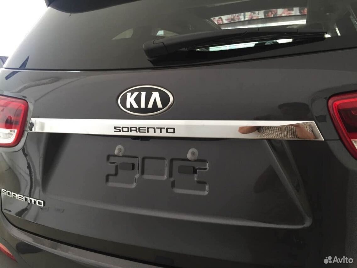 Молдинг на багажник (верхний) Kia Sorento III