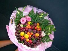 Букеты из сезонных фруктов и ягод