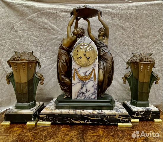 Каминный комплект: часы с двумя фигурами Граций и