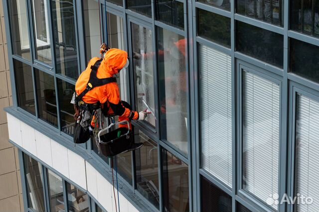 Высотная мойка окон, фасадов альпинистами