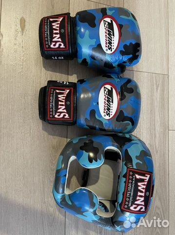 Шлем и боксерские перчатки