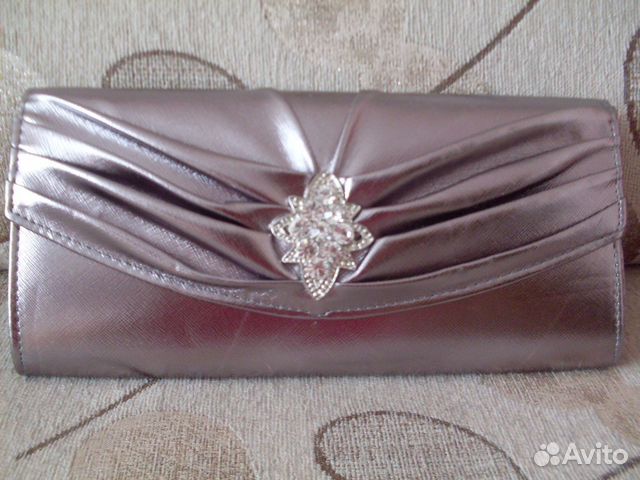 Продам модный клатч серебристого цвета