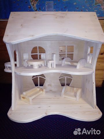Деревянный кукольный домик