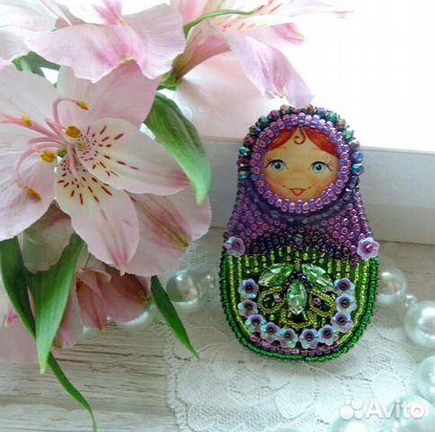 Брошь из бисера матрешка