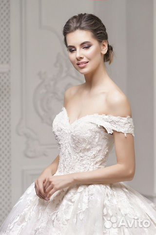 Свадебное платье со шлейфом