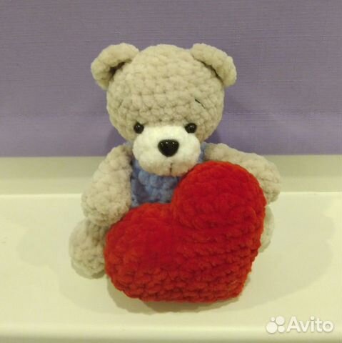 Плюшевый мишка. Валентинка. вязаная игрушка