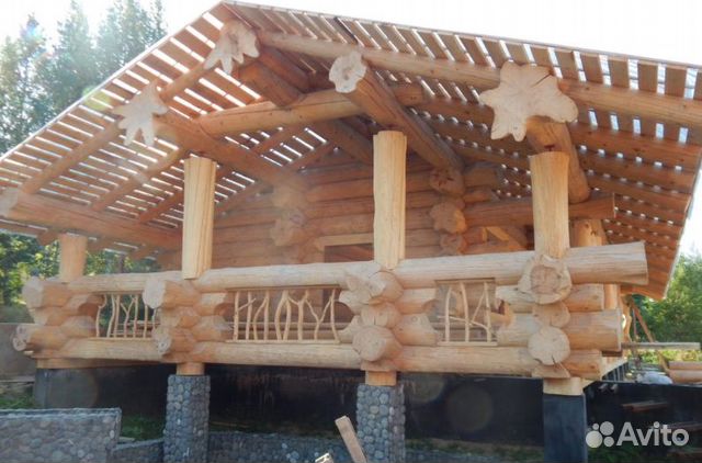 Сруб дома из рубленного бревна в диком стиле