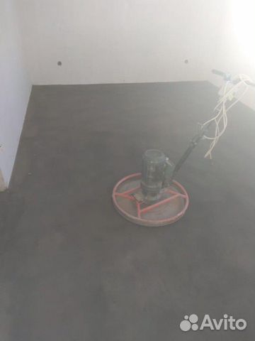 Укладываем полусухую стяжку пола Укладываем полусухую стяжку пола