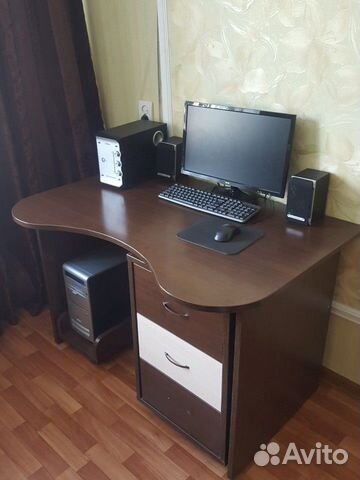 Компьютерный стол с тумбой Компьютерный стол с тумбой