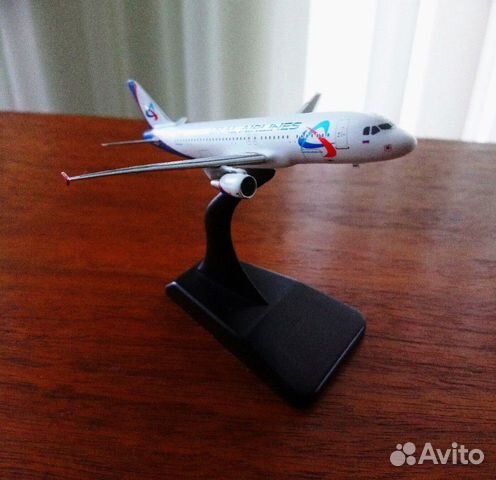 Модель самолёта Airbus A320 Уральские авиалинии Модель самолёта Airbus A320 Уральские авиалинии