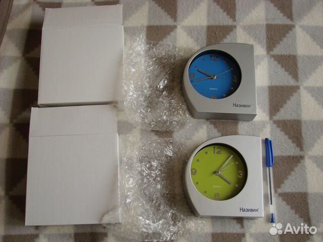 Современные настольные часы среднего размера