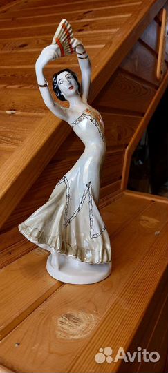 Фарфоровая статуэтка 30 см