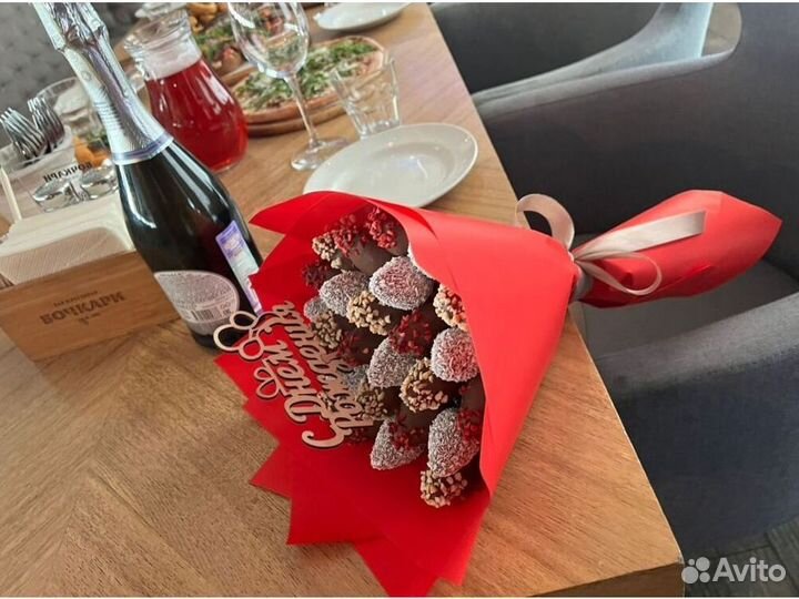 Цветы с клубникой в бельгийском шоколаде KLK-6421