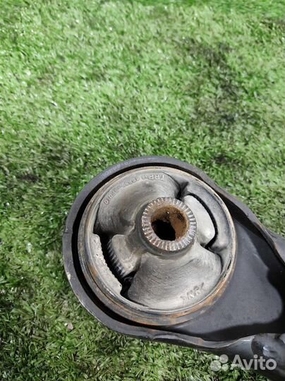 Рычаг передний правый нижний Toyota Corolla Verso