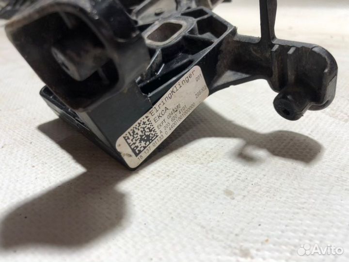 Кронштейн радиатора передний Mercedes-Benz C-Class