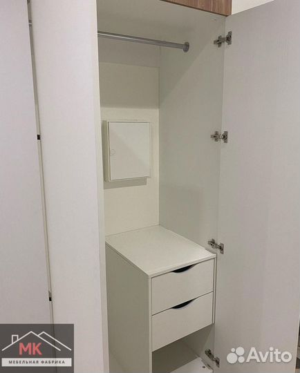 Книжный шкаф