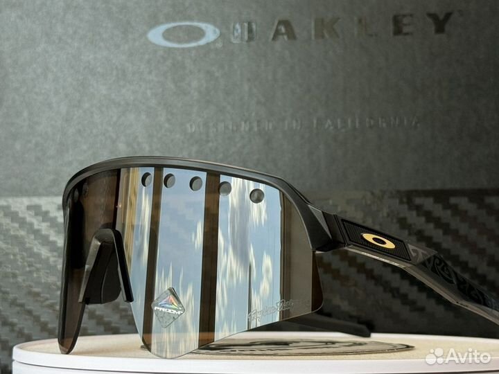 Солнцезащитные очки Oakley Sutro Lite Sweep Prizm