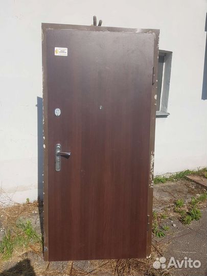 Дверь входная металлическая б/у