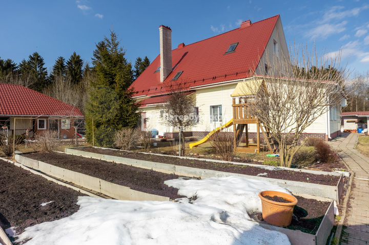 Коттедж 600 м² на участке 20 сот.