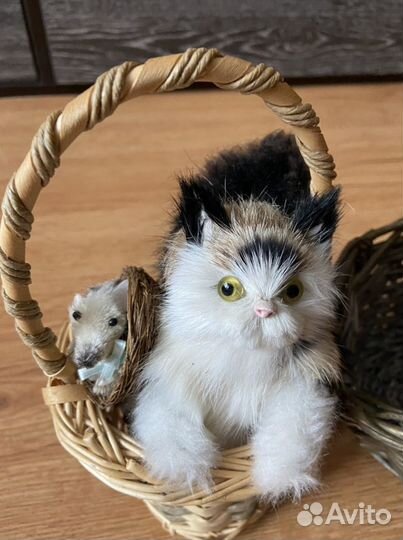 Игрушка котенок в корзине