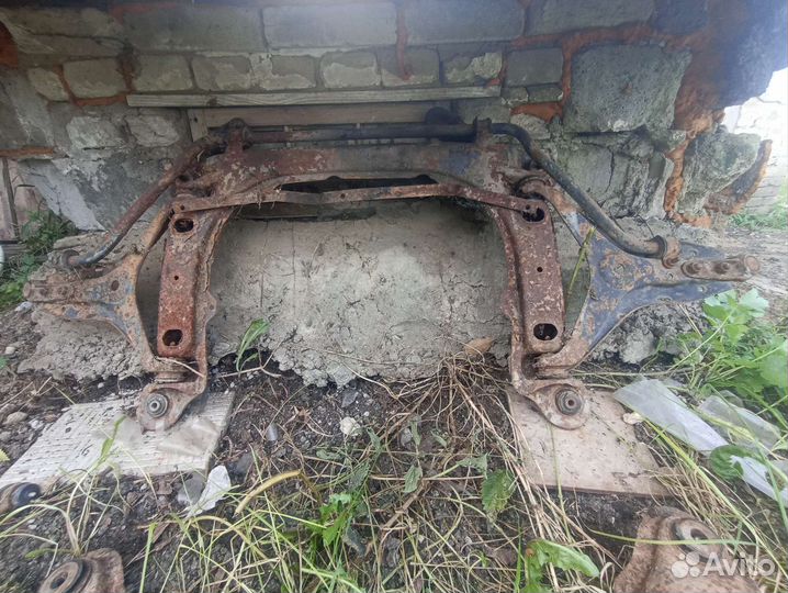 Подрамник audi 80