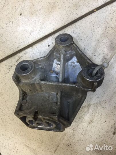 Кронштейн двигателя правый Volvo S60 1