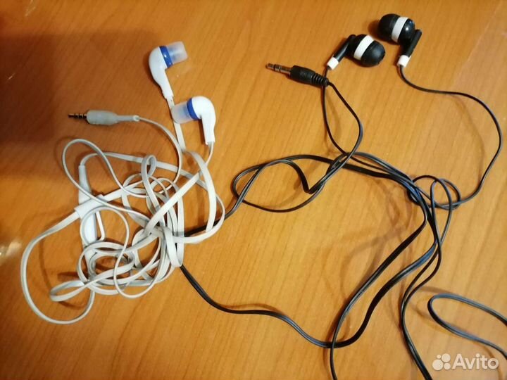 Зарядки телефон. наушники и т д