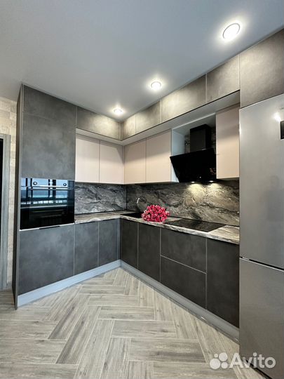 Угловая кухня под потолок на заказ