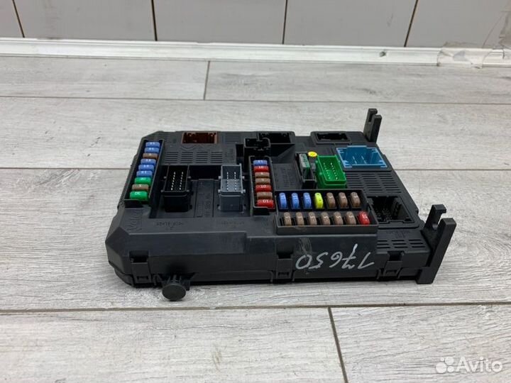 Блок предохранителей Peugeot 208 хэтчбек 8H01 DV4C