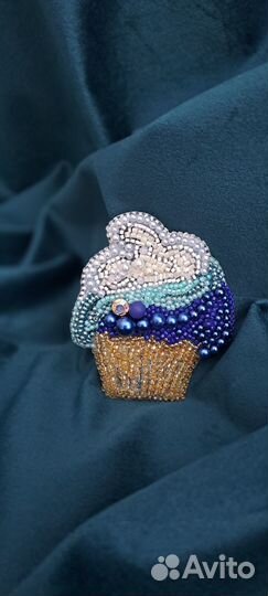 Брошь ручной работы из бисера