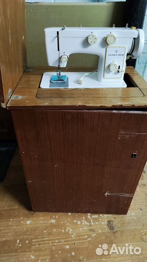 Швейная машина Чайка 142