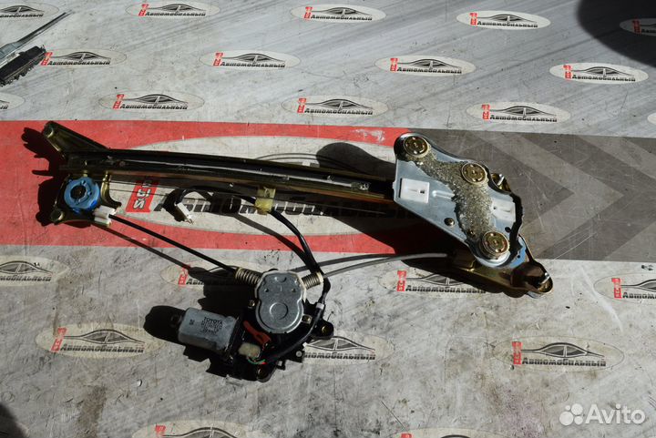 Стеклоподъемник перед лево c Toyota Mark II JZX100