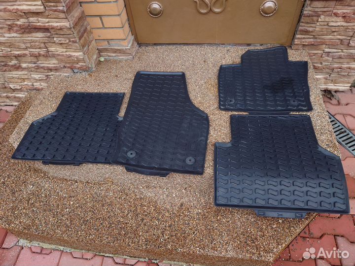 Audi Q3 8U, резиновые коврики (оригинал)