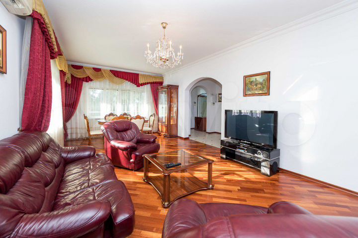 Дом 320 м² на участке 11 сот.