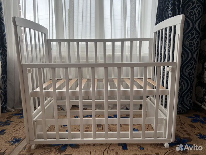 Детская кроватка с маятником