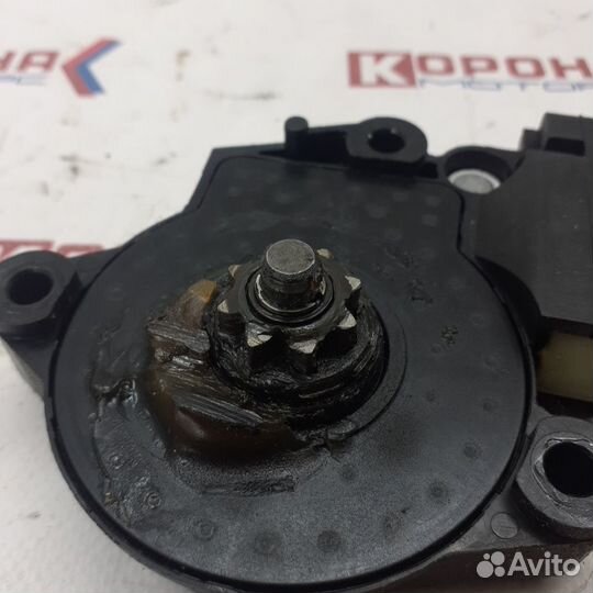 Моторчик стеклоподьемника передний левый (82470-2E