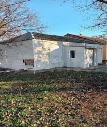 Нежилое здание с земельным участком