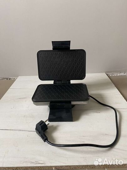 Электрическая вафельница новая