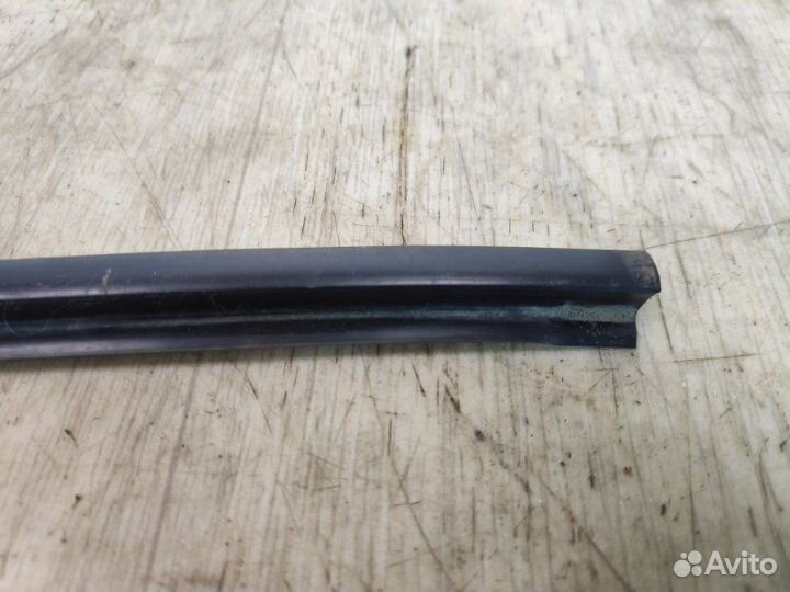 Молдинг лобового стекла Mitsubishi Pajero Sport 2