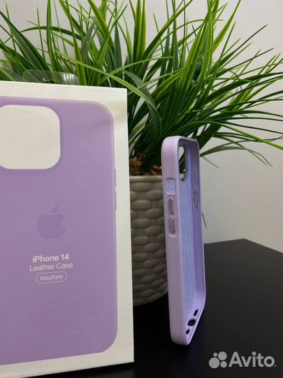 Кожаный чехол на iPhone 14