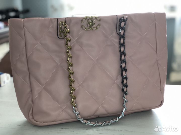 Сумки: Lоuis Vuittоn, Pinko Puff, Gucci, Chanel