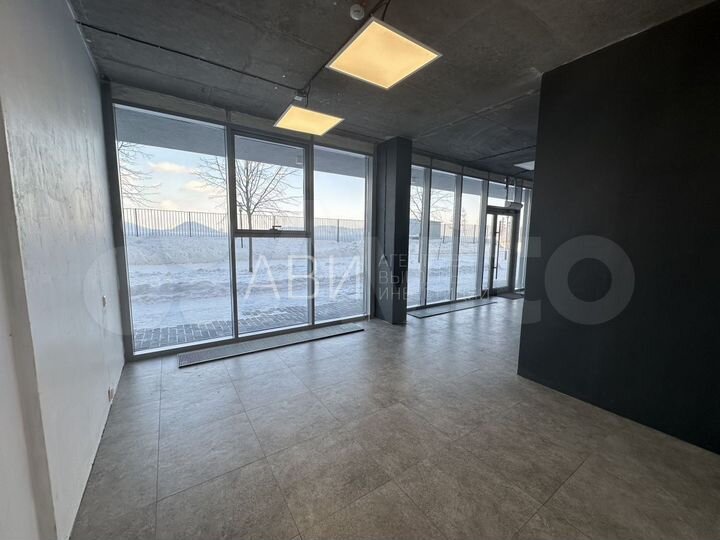 Помещение с панорамными окнами 65 м2