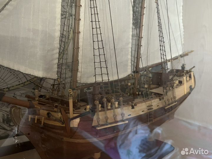 Модель парусного корабля из дерева