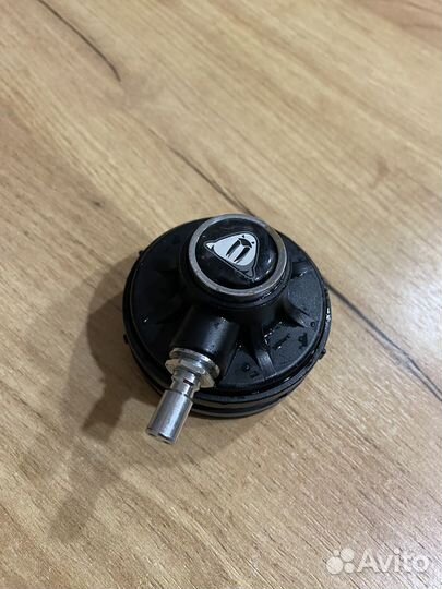 Клапан поддува сухого гидрокостюма