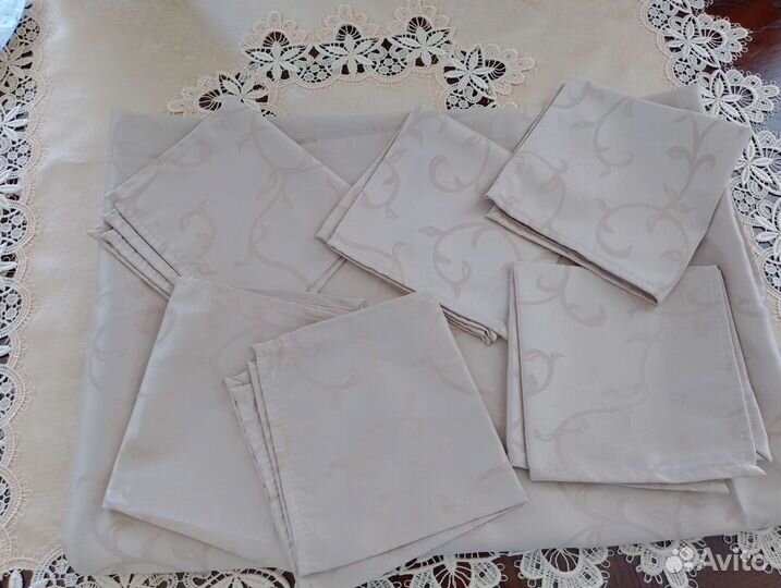 Атласная скатерть с шестью салфетками