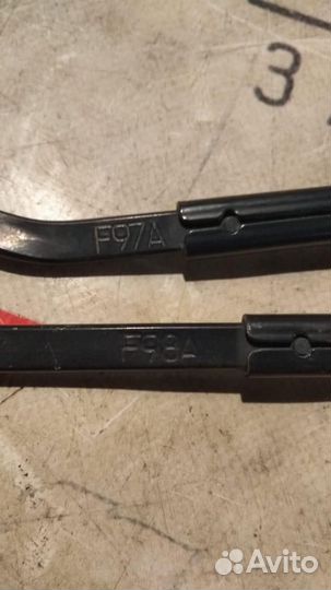 Поводок стеклоочистителя передний правый Mazda Ma