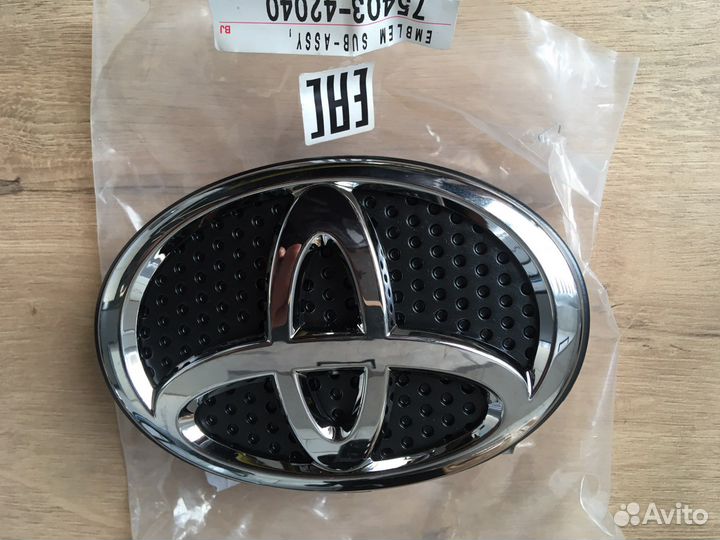 Эмблема Toyota 75403-33040