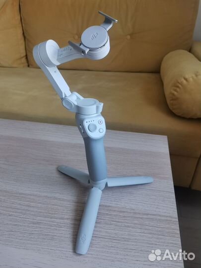 Стабилизатор для смартфона DJI Osmo Mobile 4