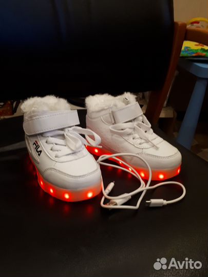 Кроссовки на меху с подсветкой новые