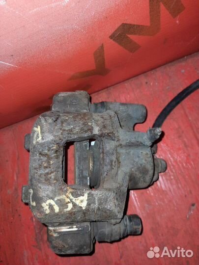 Суппорт задний левый Toyota Kluger ACU25 2AZ-FE